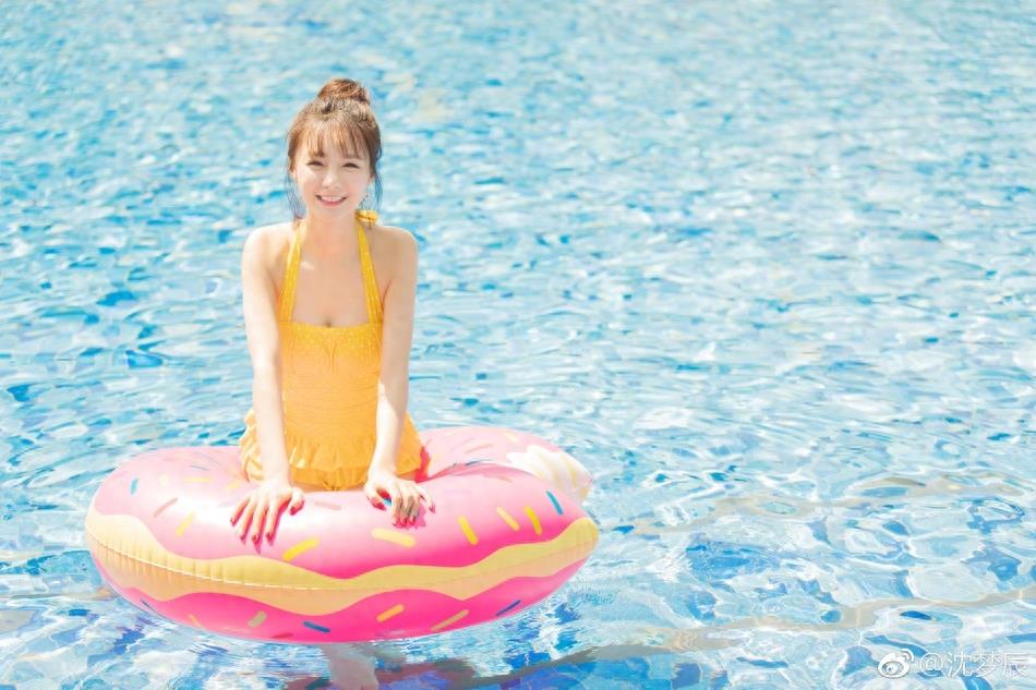 沈梦辰穿比基尼戏水秀身材美胸抢镜，网友：肤白貌美仙女无疑！