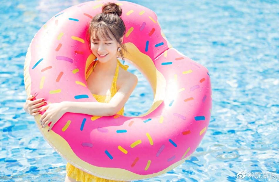 沈梦辰穿比基尼戏水秀身材美胸抢镜，网友：肤白貌美仙女无疑！