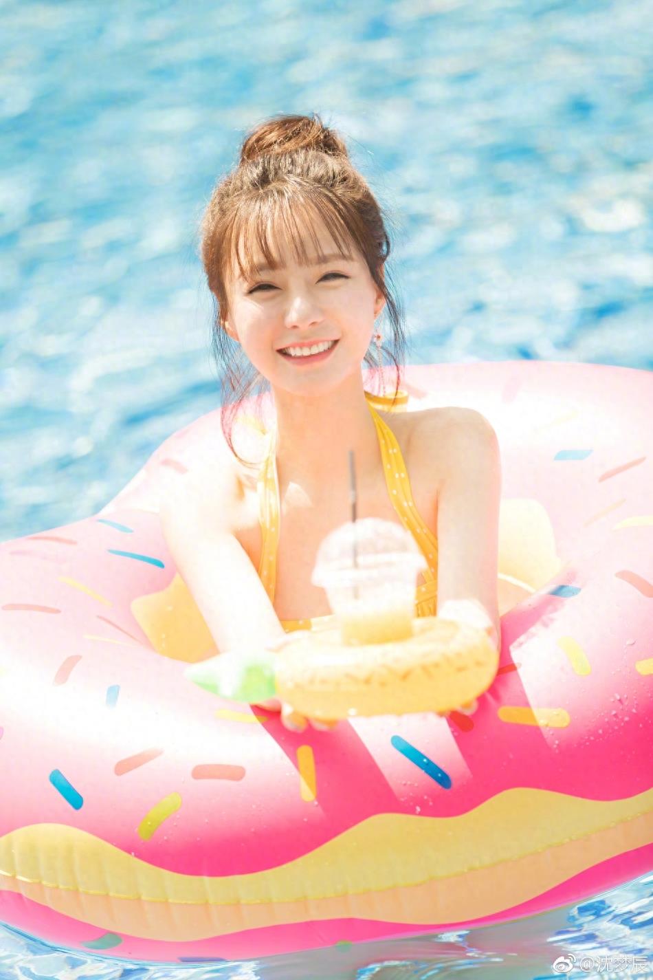 沈梦辰穿比基尼戏水秀身材美胸抢镜，网友：肤白貌美仙女无疑！