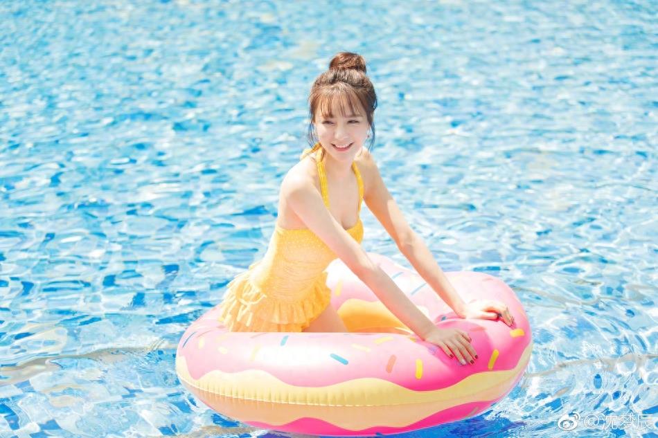 沈梦辰穿比基尼戏水秀身材美胸抢镜，网友：肤白貌美仙女无疑！