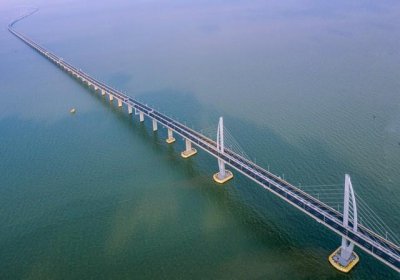 ​港珠澳大桥总造价1300亿左右，其中820亿为引桥部分。