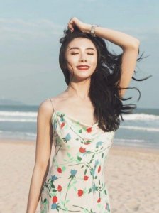 和郑恺分手后她放飞自我,穿荡领裙弯腰忘了捂领口,这身材绝美