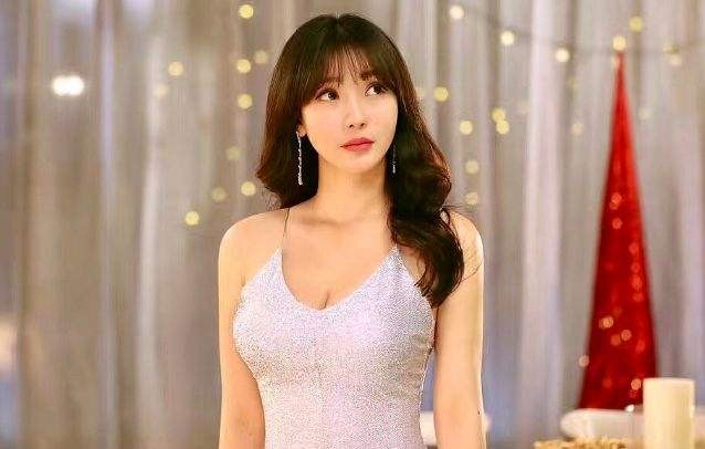 美女柳岩生活照片全集曝光，深扒柳岩近照颜值变化太大是怎么回事