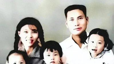 ​50年代，张万年家人合影：夫妇两人郎才女貌，三个女儿更是可爱