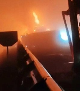 ​津石高速惊现“多米诺”车祸！二三十车相撞，宛如“车海迷宫”