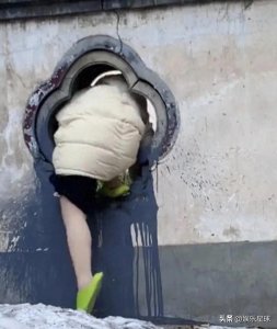 ​女子每天钻0.5米宽的洞，抄近路取快递，一天，她往右边看了一眼