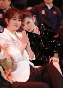 ​宋佳回应活动现场亲马丽 后宫的“小娇妻”却吃醋了