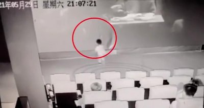 ​男童拍打银幕半小时致损坏，家长拒绝赔偿：我孩子也受到了惊吓