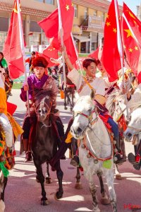 ​丁真领队骑马出游！甘孜理塘赛马会马队巡游开启，当地赛马会已有400年历史