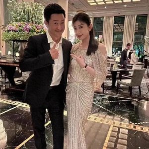 ​知情人爆吴京和贾静雯牵起对方的手热聊，是否太过激动？