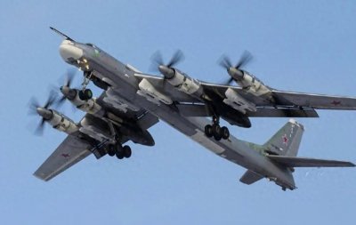 ​图95战略轰炸机有多猛？载25吨炸弹飞1.5万公里，外号空中巨兽