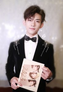 ​易烊千玺新歌封面被曝抄袭 设计总监发文致歉