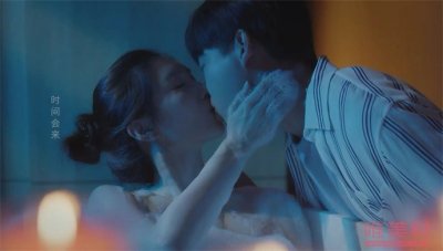 ​江疏影彭昱畅吻戏耳朵红了 彭昱畅整个人都是僵的