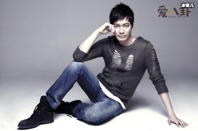 ​罗嘉良与结发妻子方敏仪离婚，不久和苏岩闪婚遭遭质疑出轨！