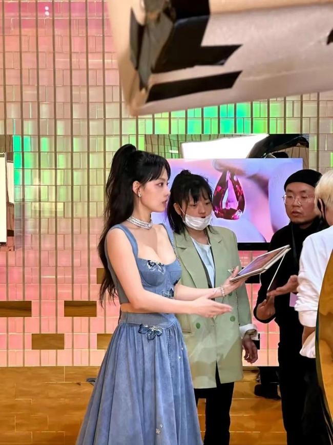 张嘉倪出席活动状态 简直辣妈一枚  