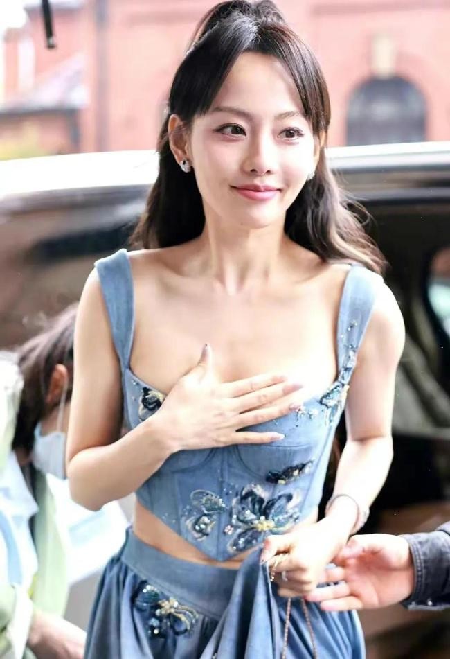 张嘉倪出席活动状态 简直辣妈一枚  