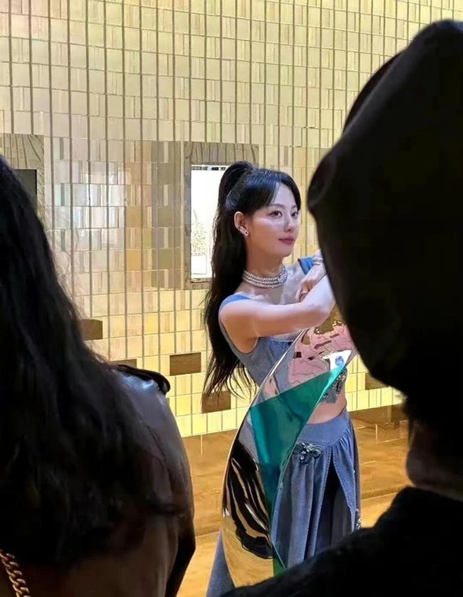 张嘉倪出席活动状态 简直辣妈一枚  