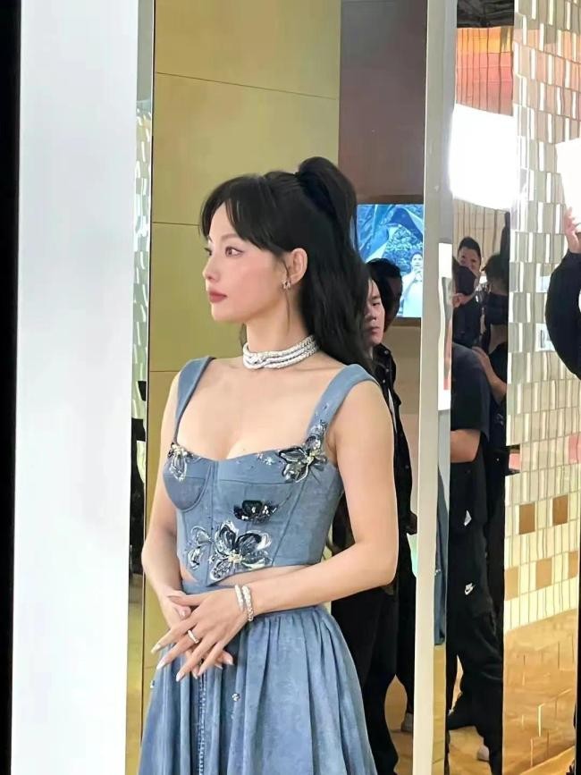 张嘉倪出席活动状态 简直辣妈一枚  