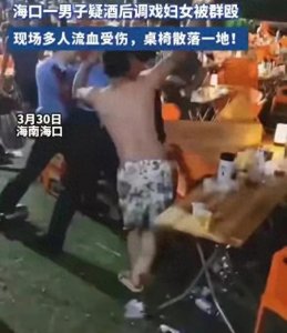 ​男子醉酒骚扰女性客人，群众见义勇为难以控制。