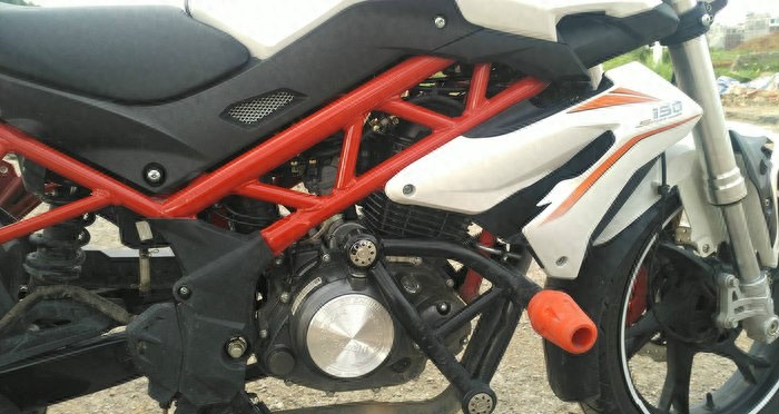 8800元买台贝纳利TNT150,帅气省油,技术却落后