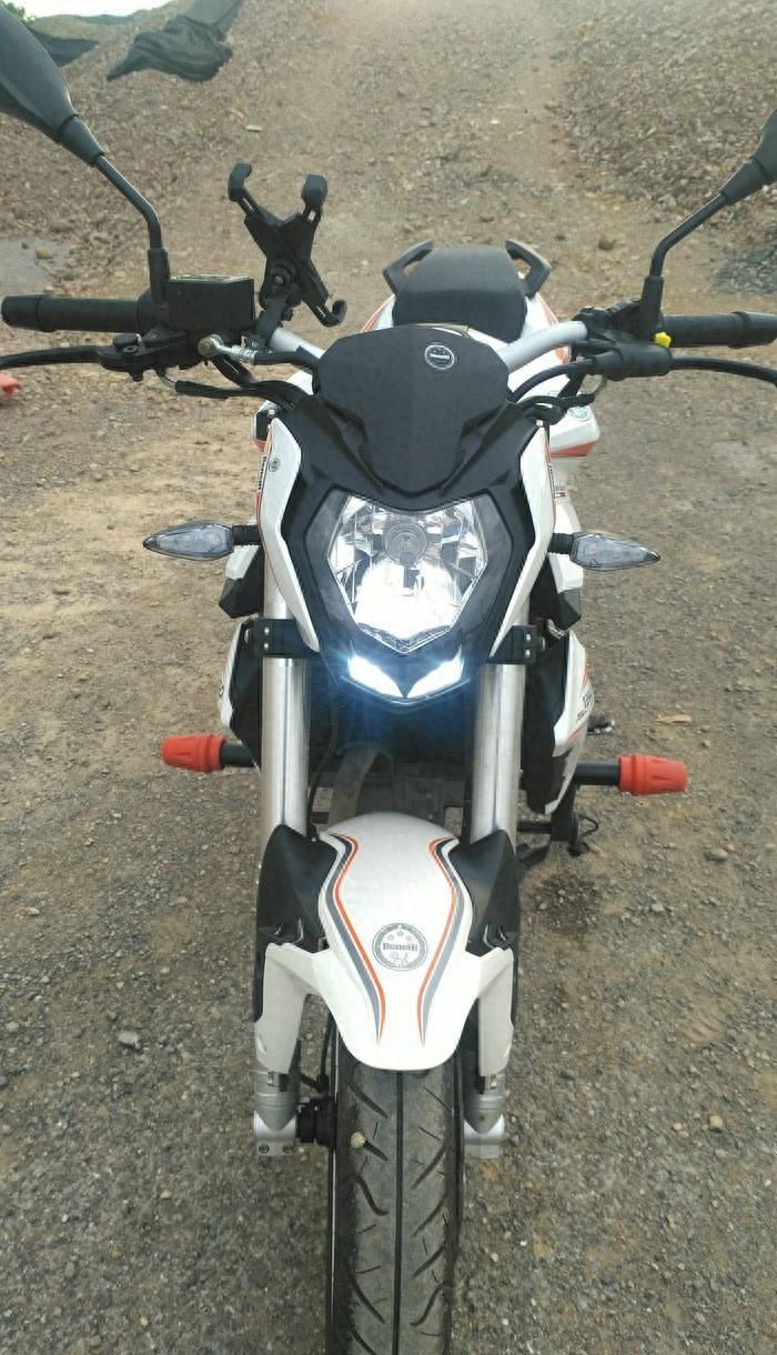 8800元买台贝纳利TNT150,帅气省油,技术却落后