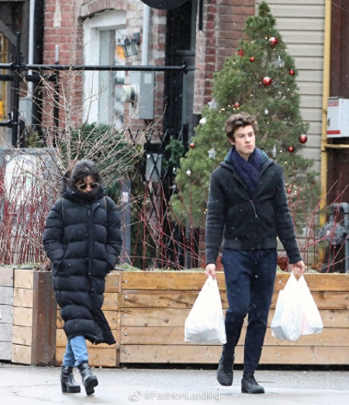 萌德和卡妹雪中漫步，两人牵手甜蜜同行，相处的小细节也很甜