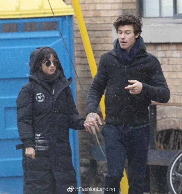 萌德和卡妹雪中漫步，两人牵手甜蜜同行，相处的小细节也很甜