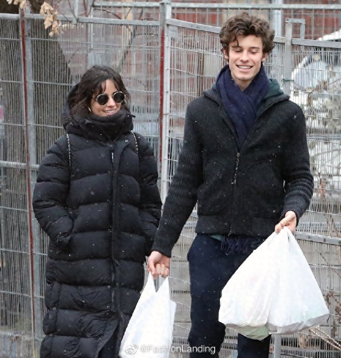 萌德和卡妹雪中漫步，两人牵手甜蜜同行，相处的小细节也很甜