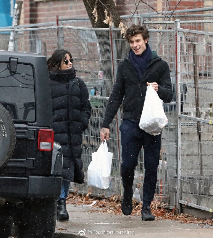 萌德和卡妹雪中漫步，两人牵手甜蜜同行，相处的小细节也很甜