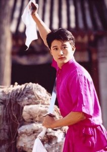 ​吴京：14岁瘫痪，17岁摆地摊，如今票房过200亿，凭什么