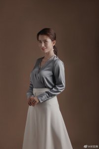 ​百里挑一主持人伏玟晓晒美照，肤白貌美，网友：当妈妈后更美了