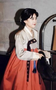 ​李富真：52 岁美到犯规，和儿子同框气质好，下嫁保安手段是真高明