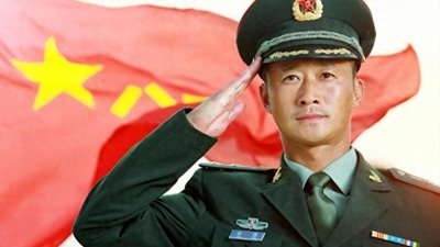 ​惊爆！吴京父亲身份曝光，他的成功秘密揭露！