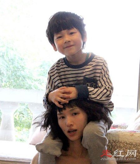 任天野妻子朱荔莘照片 发布过一张全家福