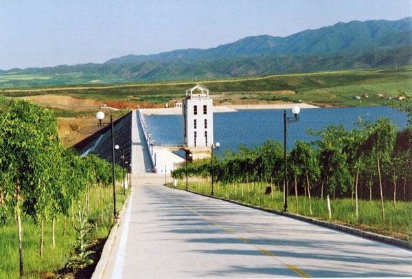 1.八一水库是一座集防洪、灌溉、供水等功能于一体的大型水利设施,是江西最大的人工水库之一,也是国家 AAA级旅游景区。