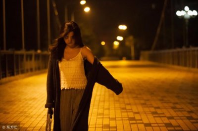 ​怎么试探她喜不喜欢你，如何判断一个女人喜不喜欢你