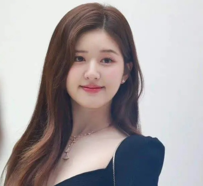 赵露思生图暴露身材比例，撞脸韩星张元英，全身照一出更加尴尬