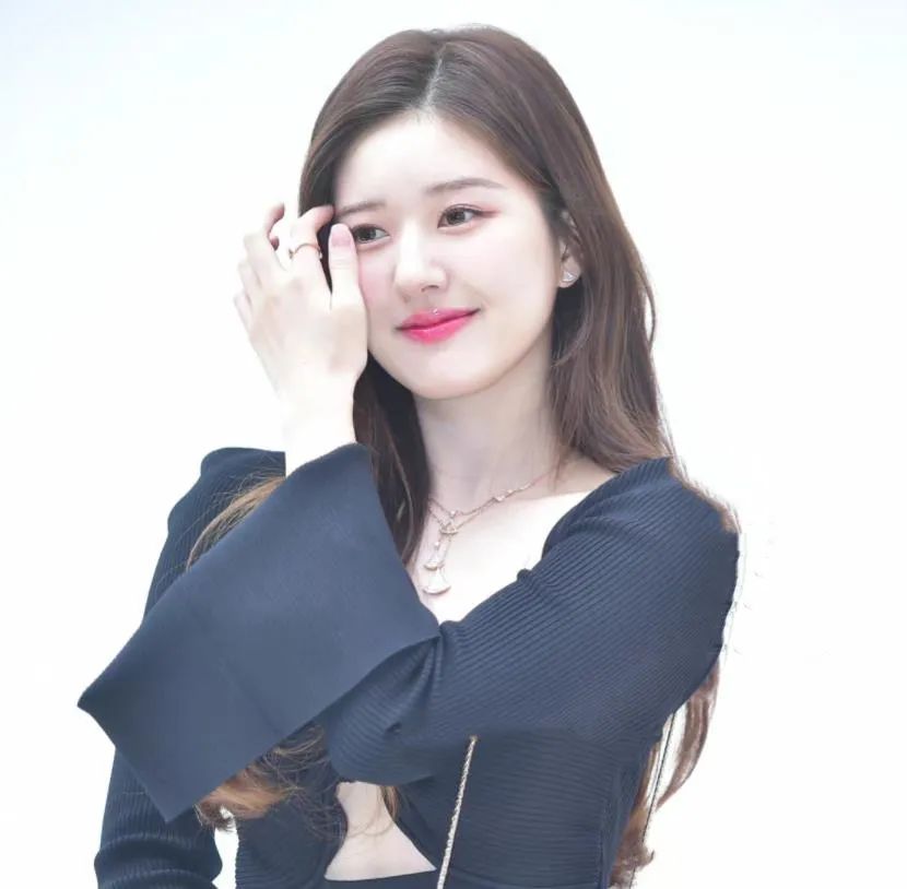 赵露思生图暴露身材比例，撞脸韩星张元英，全身照一出更加尴尬