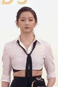 赵露思生图暴露身材比例，撞脸韩星张元英，全身照一出更加尴尬