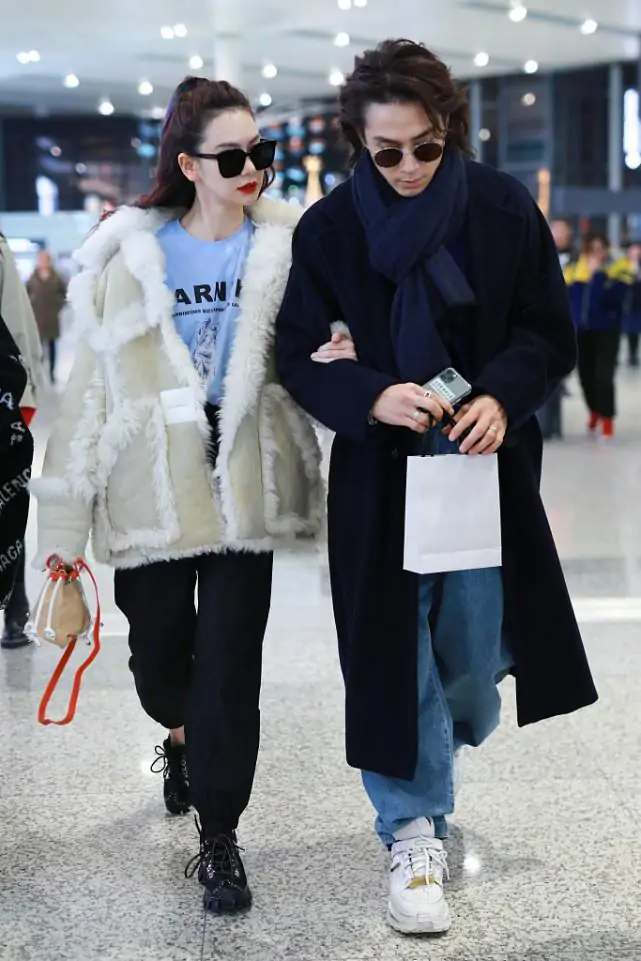 戚薇浑身帅气感，穿皮毛夹克与李承铉走机场，真是“神仙眷侣”