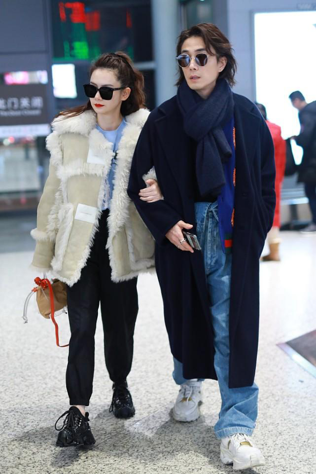 戚薇浑身帅气感，穿皮毛夹克与李承铉走机场，真是“神仙眷侣”