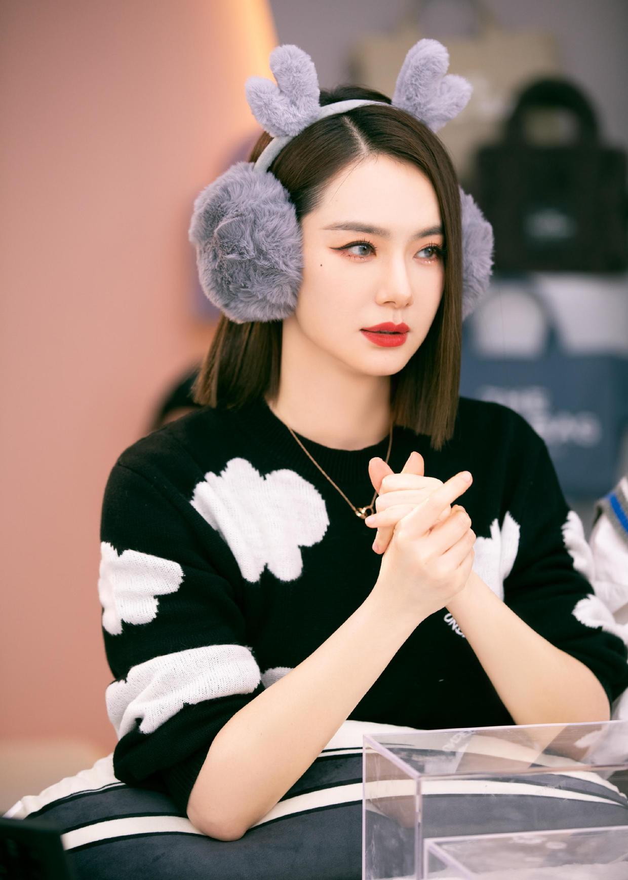 戚薇浑身帅气感，穿皮毛夹克与李承铉走机场，真是“神仙眷侣”