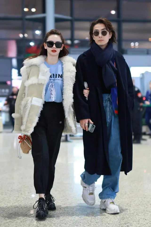 戚薇浑身帅气感，穿皮毛夹克与李承铉走机场，真是“神仙眷侣”