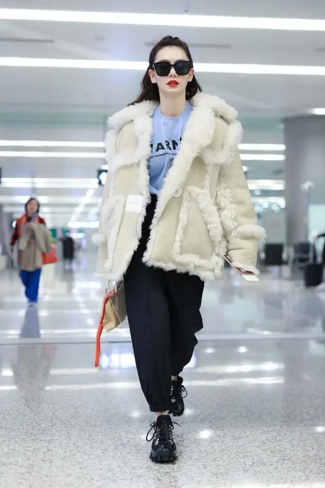 戚薇浑身帅气感，穿皮毛夹克与李承铉走机场，真是“神仙眷侣”