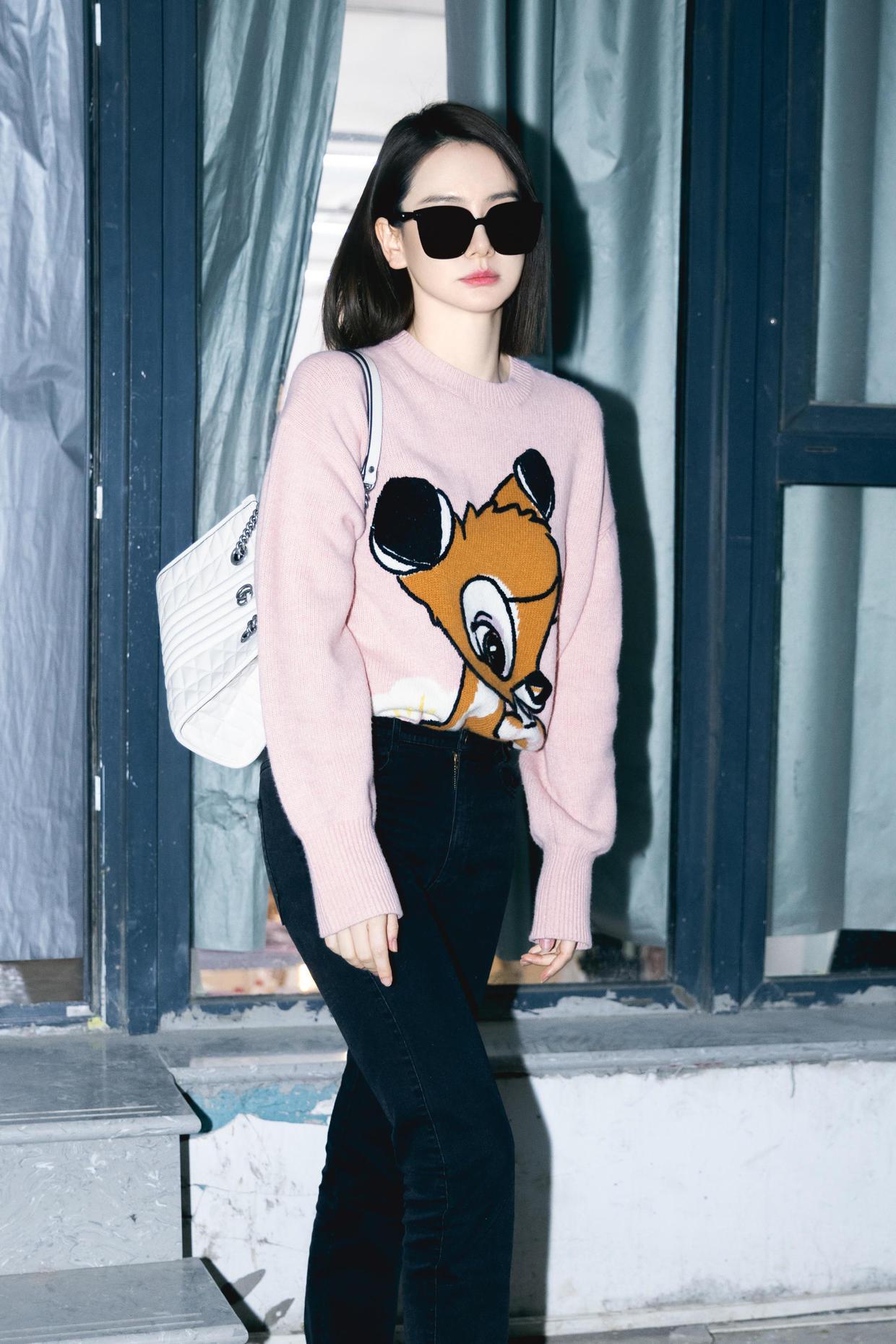 戚薇浑身帅气感，穿皮毛夹克与李承铉走机场，真是“神仙眷侣”