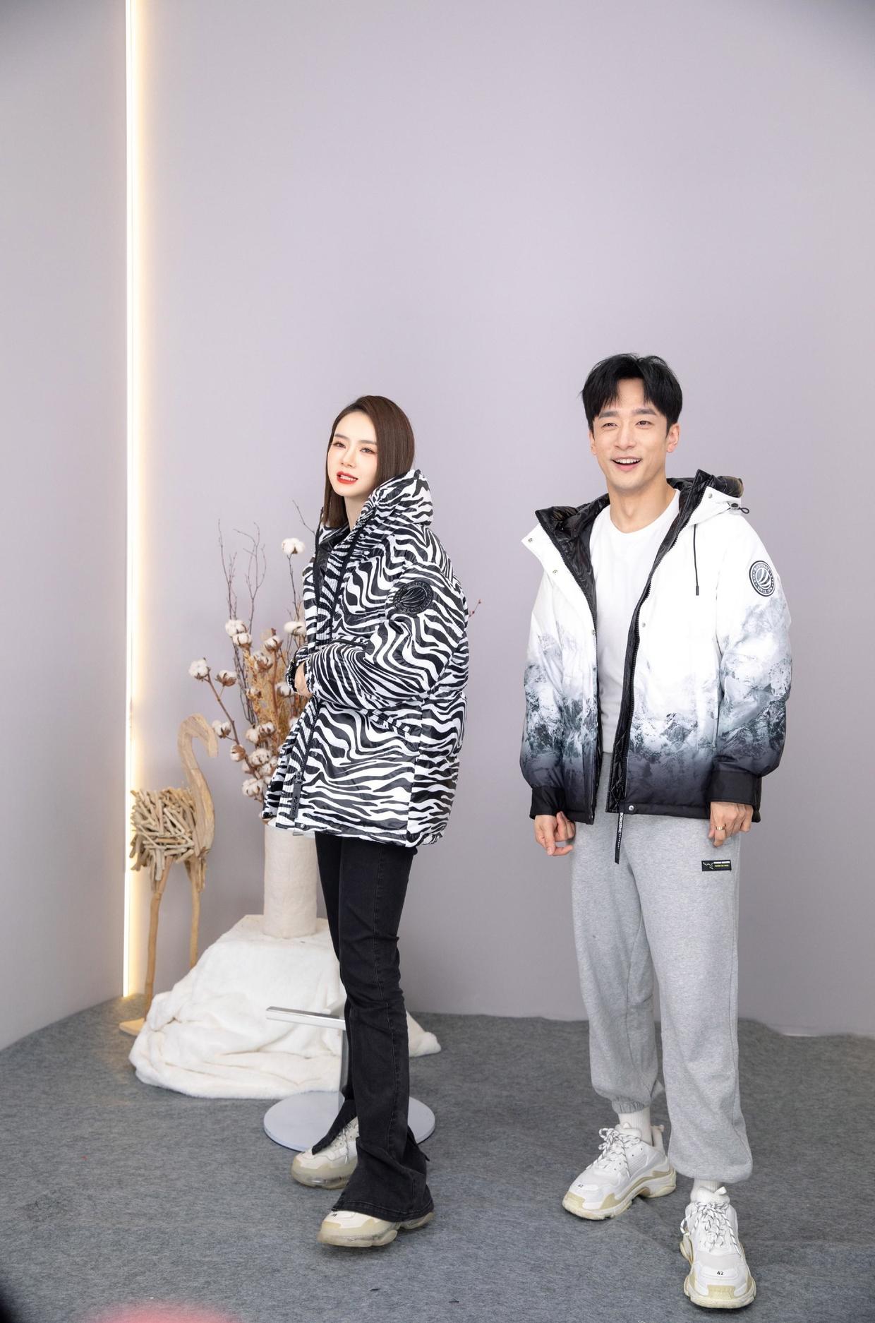 戚薇浑身帅气感，穿皮毛夹克与李承铉走机场，真是“神仙眷侣”