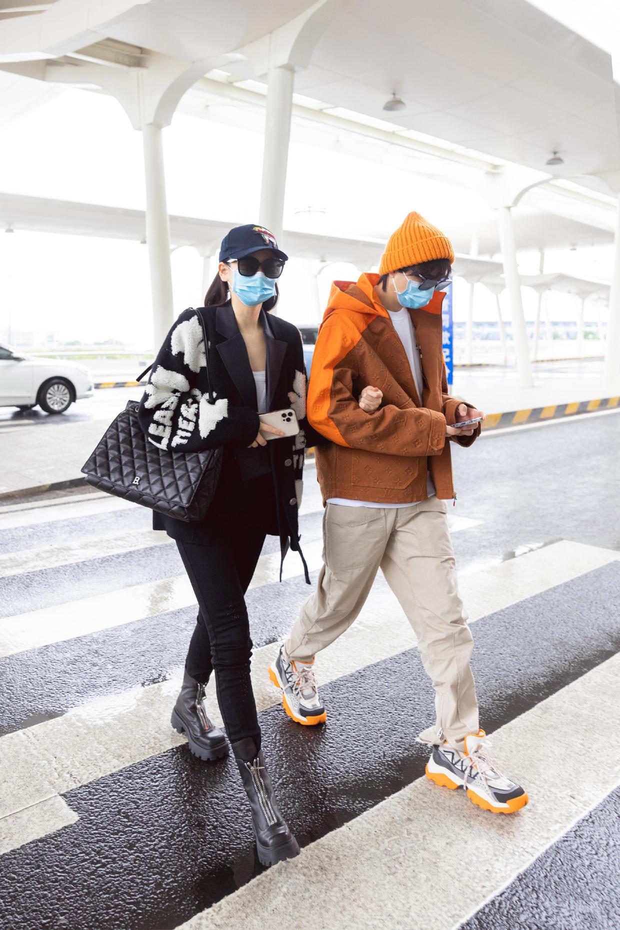 戚薇浑身帅气感，穿皮毛夹克与李承铉走机场，真是“神仙眷侣”