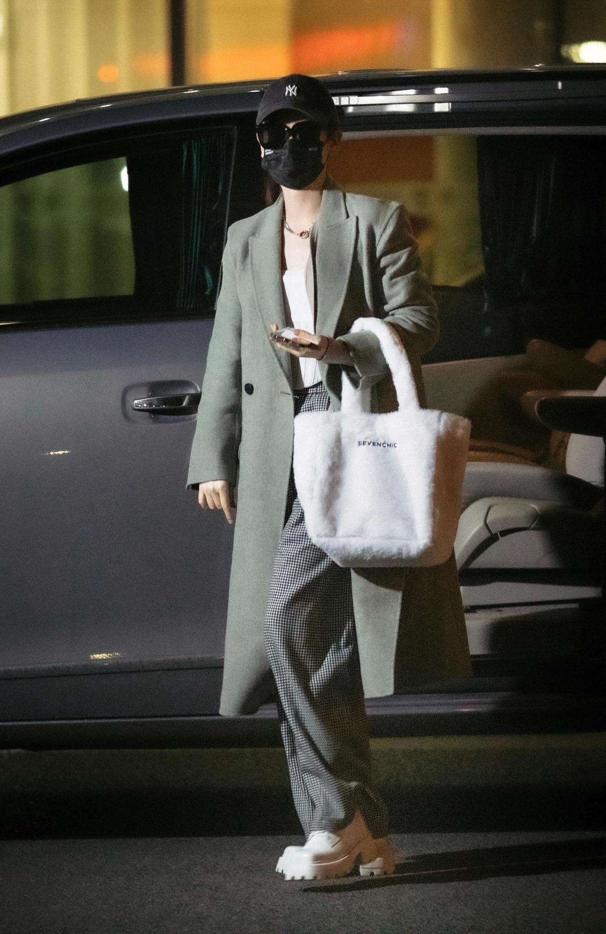 戚薇浑身帅气感，穿皮毛夹克与李承铉走机场，真是“神仙眷侣”