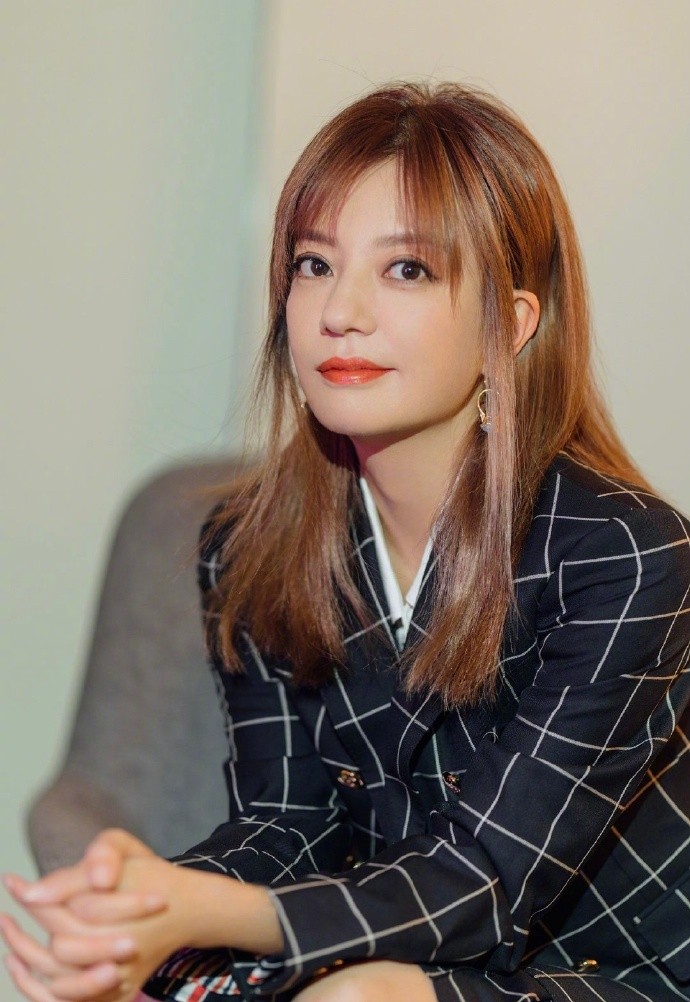 赵薇老公黄有龙的真实身份（揭秘赵薇的4段情史）