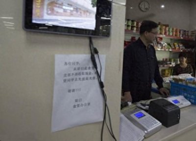 ​大学生举报食堂阿姨事件，这份通报在避重就轻｜荔枝时评